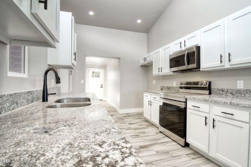 892 Glenn St, Tucson AZ  85705-4120 exterior