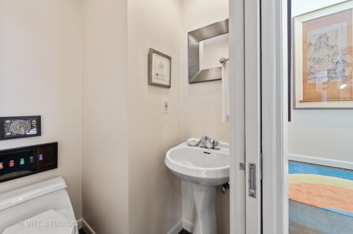 1335 Sandburg Ter, Chicago IL 60610-1507 exterior