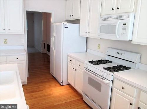 6160 Manchester Park Cir, Alexandria VA  22310-4957 exterior