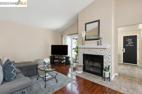 884 Malibu Dr, Concord, CA 94518-2672