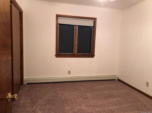 10 Farm Mdw Ln, Montgomery NY 12549-2100 exterior