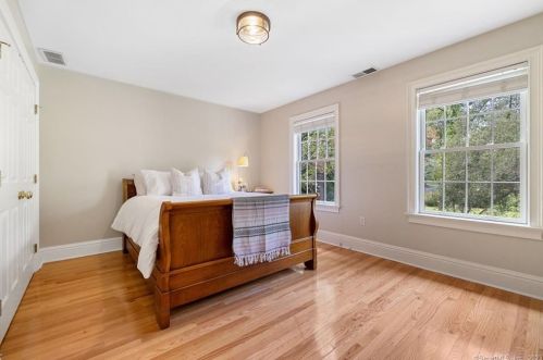 2 Farmington Rdg Dr, Farmington CT 06032-2456 exterior