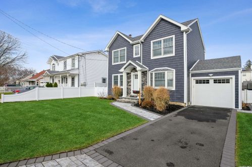 163 Throop St, Babylon, NY 11704-3406