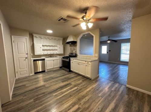 6204 Dove Springs Cir, Austin TX  78744-4334 exterior