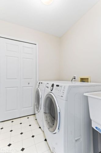 1050 Pointe Pl Blvd, Rochester MI 48307-1794 exterior