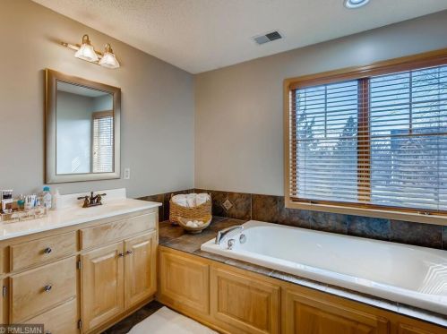 8932 Highview Ln, Saint Paul MN 55125-4921 exterior