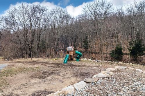 334 Maple Ave, Uncasville CT 06382-2018 exterior