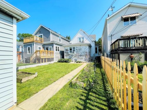 5621 Berenice Ave, Chicago, IL 60634-2706