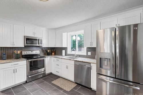 46 Eldridge St, Manchester CT 06040-5500 exterior