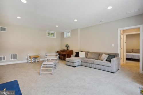 6031 Florence Ln, Alexandria VA 22310-2209 exterior