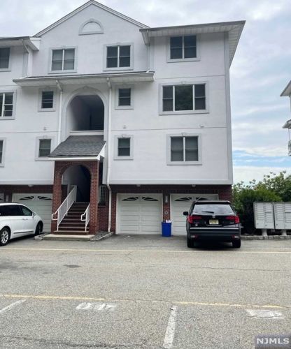 30 Legend Hills Dr, Edgewater NJ  07020-2124 exterior