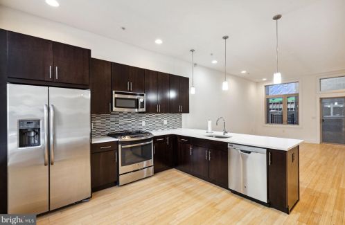 1103 Hope St, Philadelphia, PA 19123-1654