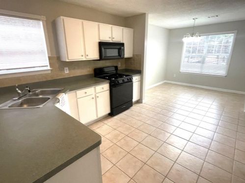 1623 Rogers Crossing Dr, Lithonia GA  30058-7011 exterior