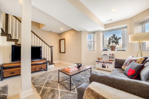 2536 Linden Pl, Chicago IL 60647-2626 exterior