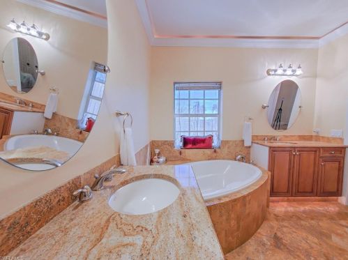 834 105 Ave, Naples FL 34108-1844 exterior