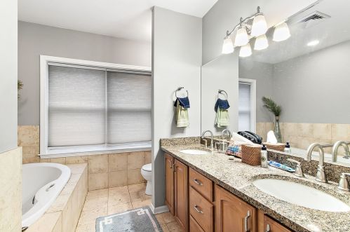 2147 Shakespeare Ave, Chicago IL 60647-3217 exterior