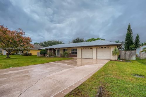 5205 Feather Creek Dr, Fort Pierce, FL 34951-2327