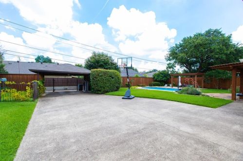 14140 Edgecrest Dr, Dallas TX 75254-2803 exterior