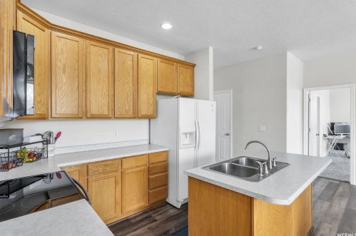 7204 Brittany Town Dr, Taylorsville UT 84084-4609 exterior