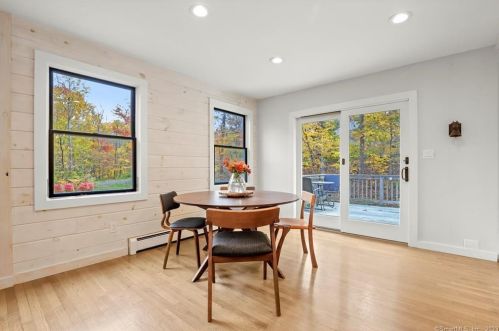 72 Regan Rd, Ridgefield CT  06877-1424 exterior