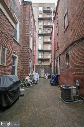 1009 Clinton St, Philadelphia PA 19107-6706 exterior