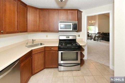 1037 Cambridge Ct, Mahwah NJ 07430-3249 exterior