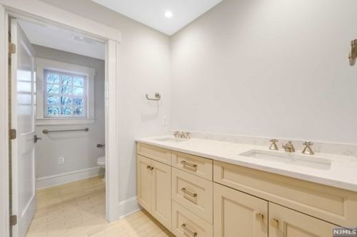 81 Trommel Dr, Mahwah NJ 07430-1533 exterior