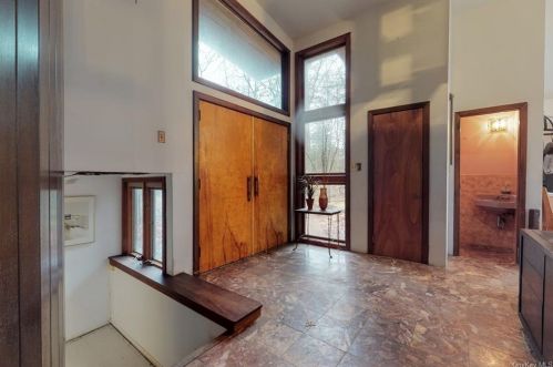 25 Sparrowbush Rd, Upper Saddle River NJ 07458-1420 exterior