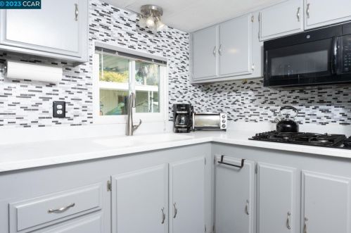 2210 Dalis Dr, Concord CA 94520-5422 exterior