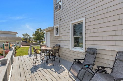 222 Cedar Ln, Babylon NY  11702-4417 exterior