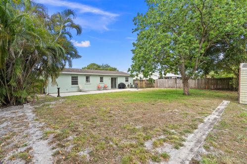 1349 Gastador Ave, Fort Pierce FL 34953-1724 exterior