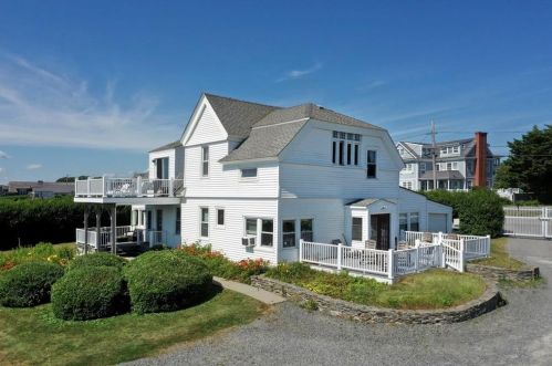 333 Tuckerman Ave, Middletown RI 02842-6049 exterior