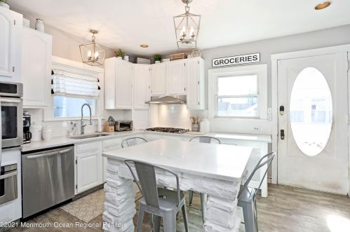 30 Broadway, East Freehold NJ 07728-1813 exterior