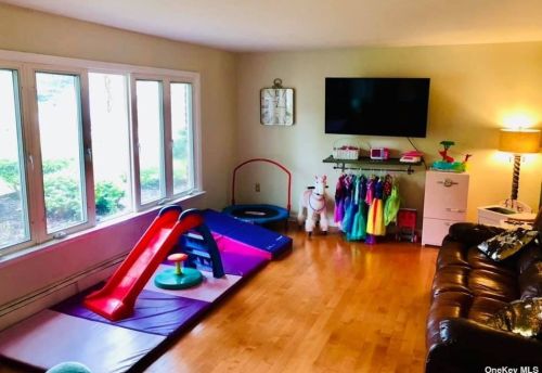 2 Leroy Ct, Commack NY  11725-1703 exterior