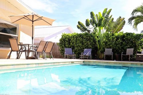 758 93 Ave, Naples FL 34108-2441 exterior