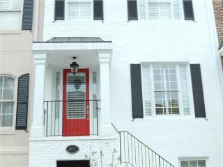 1027 Pearl Pt, Atlanta GA  30328-4517 exterior