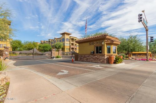 5450 Deer Valley Dr, Phoenix AZ  85054-8118 exterior