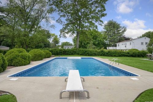 6 Bethal Ln, Commack NY 11725-1003 exterior