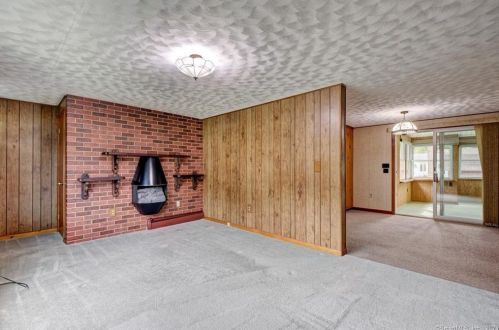 26 Iroquois Rd, Enfield CT 06082-6122 exterior