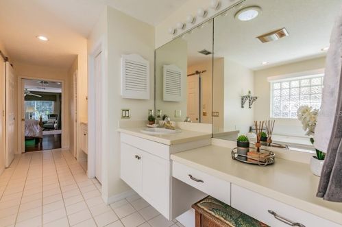 11506 Louvre Pl, Tampa FL 33617-2447 exterior