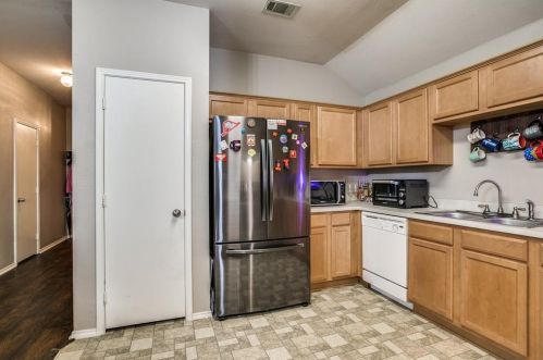 9945 Crystal Vly Way, Dallas TX 75227-5235 exterior