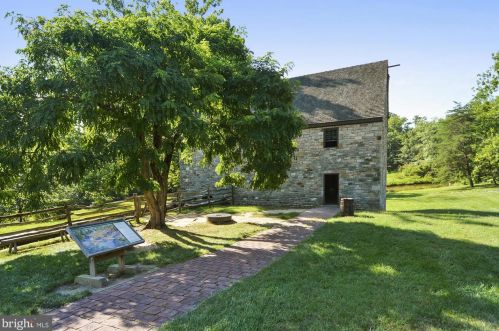 5117 Mount Vernon Memorial Hwy, Alexandria VA  22309-3319 exterior