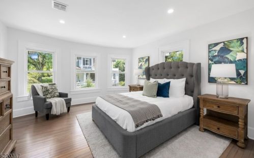 122 Ctr St, Clinton NJ 08809-1318 exterior