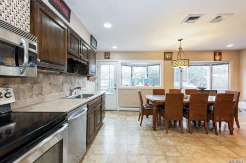 911 Kilmer Ln, Valley Stream, NY 11581-3103