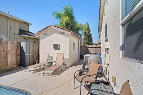 1072 La Paloma St, Turlock CA  95382-0485 exterior