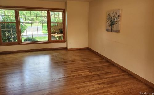 652 Millstone Dr, Rochester, MI 48309-1648