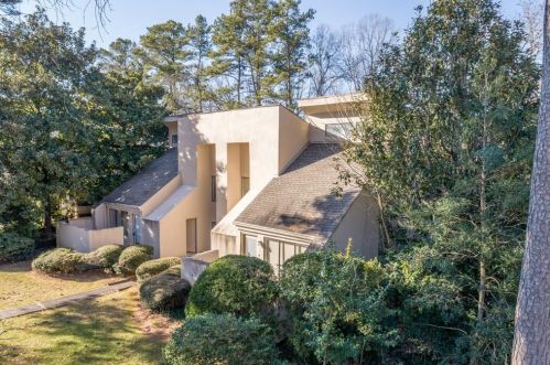 1152 Lynmoor Dr, Atlanta, GA 30319-4126