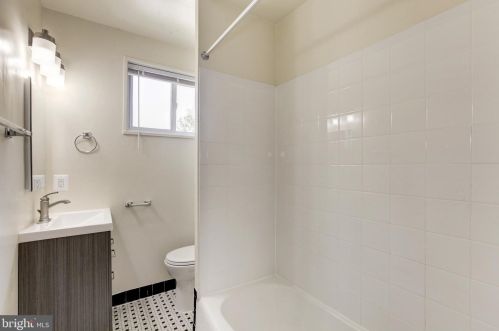 4706 Creek Shore Dr, Rockville MD  20852-2407 exterior