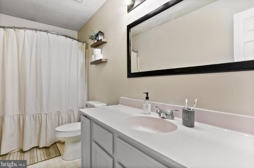 32 Constitution Ct, Littlestown PA 17340-1527 exterior