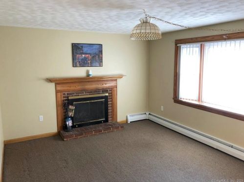 17 Sam St, Enfield CT 06082-5717 exterior